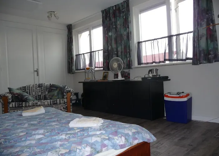 “te Warskip Bij Blokvis” Bed & Breakfast Medemblik